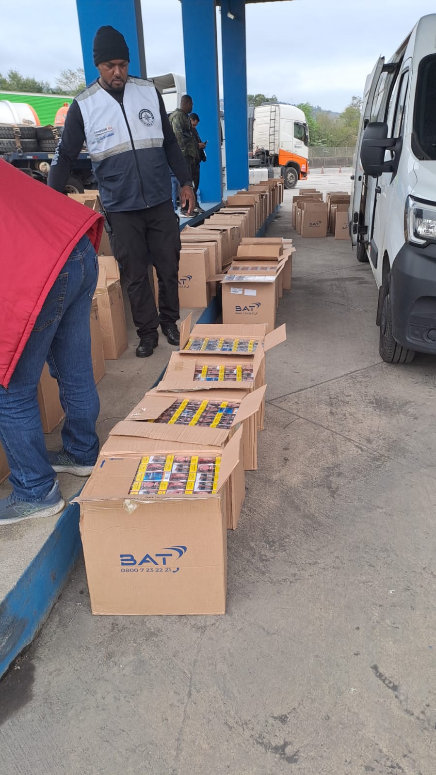 Carga de cigarros é apreendida em Itatiaia e chefe de gabinete de deputada vai ao posto fiscal no dia seguinte com carro da Alerj