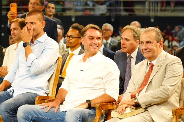 No Maracanãzinho, Flávio Bolsonaro participa de culto do centenário da Assembleia de Deus de Madureira