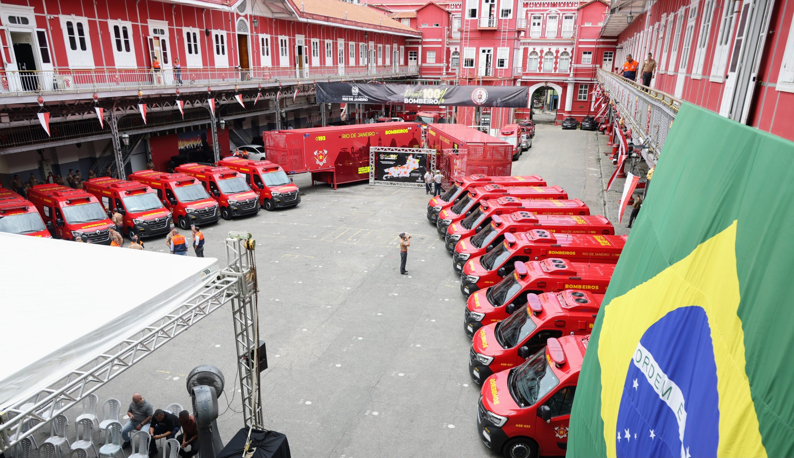 Castro entrega novas viaturas ao Corpo de Bombeiros e reforça atendimento