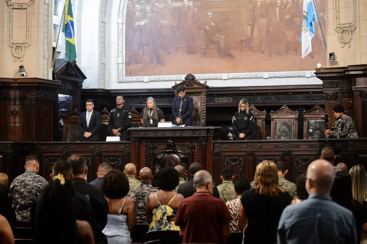 Alerj homenageia agentes mortos no Complexo do Alemão com Medalha Tiradentes