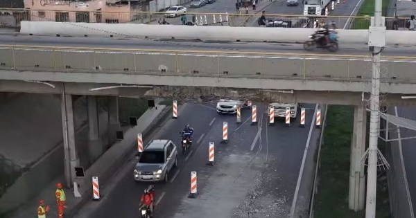 Carreta bate na Via Dutra, interdita viaduto em Nova Iguaçu