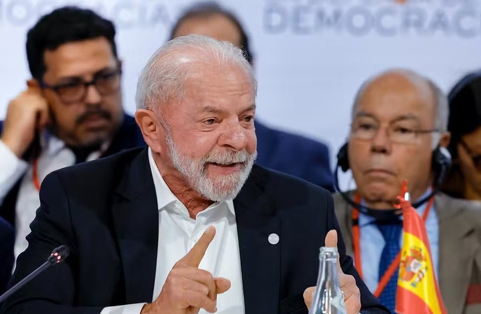 Em Barcelona, Lula sobe o tom contra Trump e defende permanência da África do Sul no G20