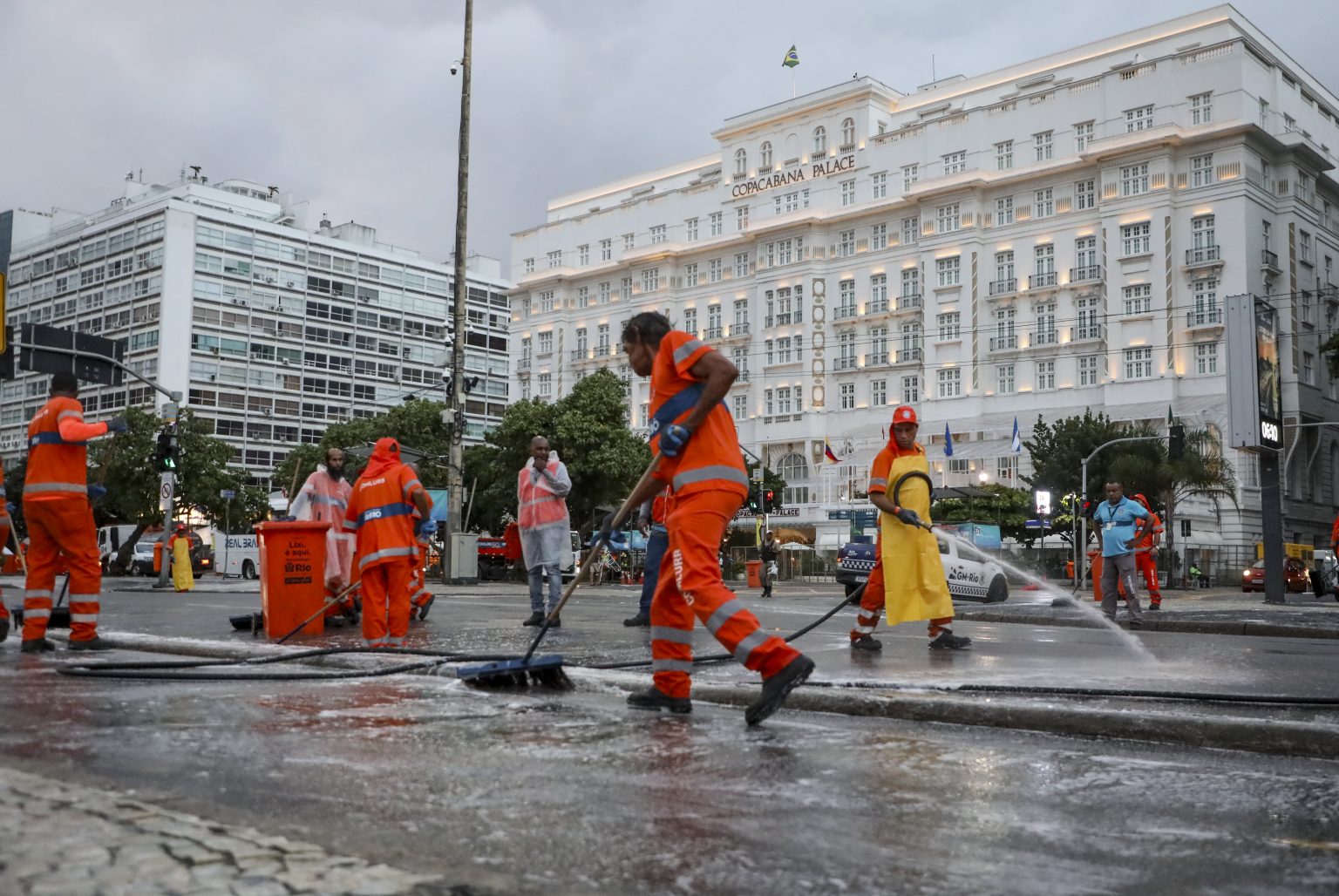 Equipes de limpeza recolhem 362 toneladas de resíduos em Copacabana