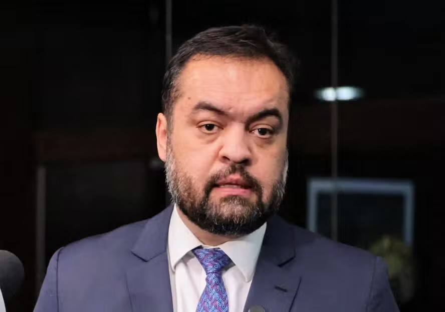 Polícia Federal cumpre mandado de busca no apartamento de Cláudio Castro, no Rio