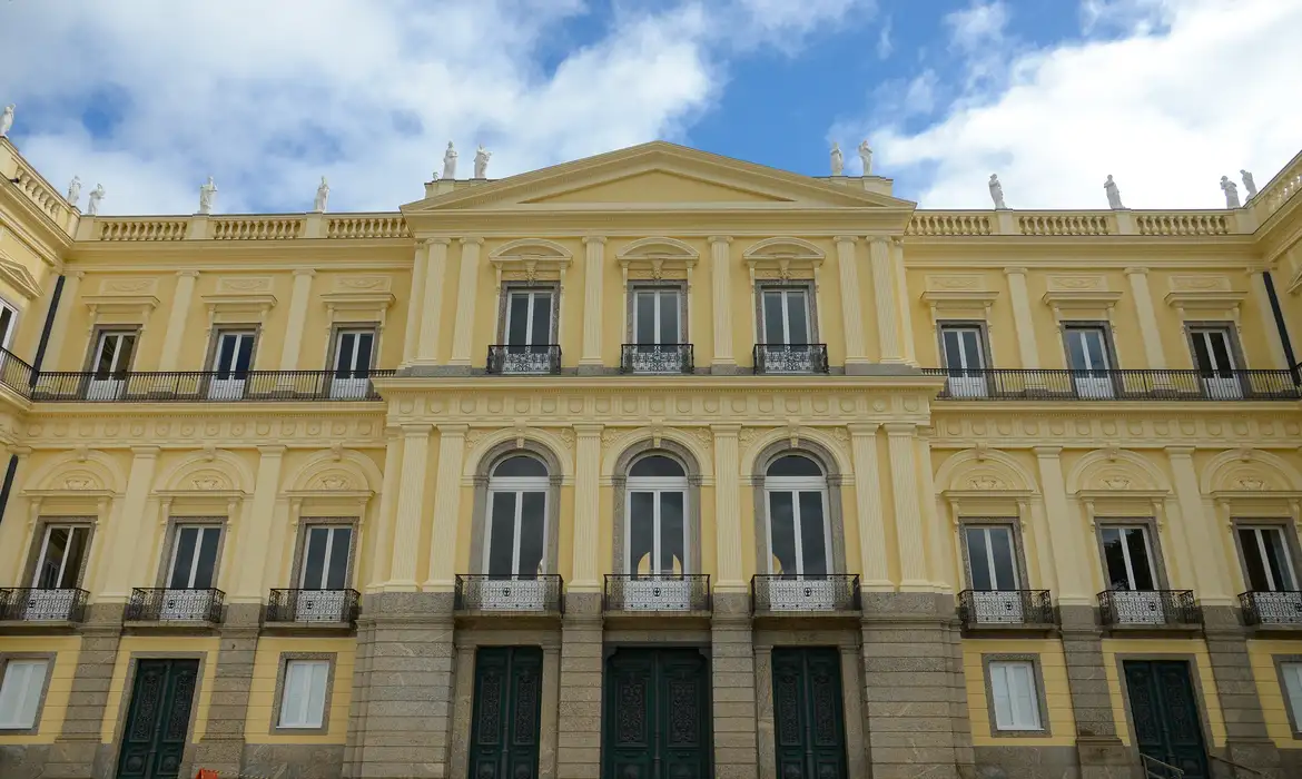 Museu Nacional recupera negativos fotográficos em vidro perdidos após incêndio de 2018