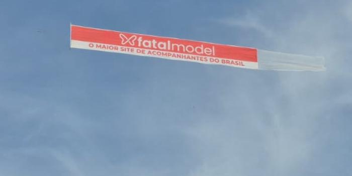 Avião anuncia prostituição nas praias do Rio de Janeiro