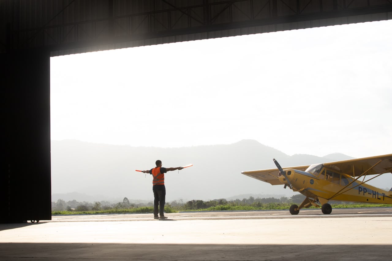 Maricá é a primeira cidade do país a financiar 100% da formação de pilotos e mecânicos de aeronaves para jovens