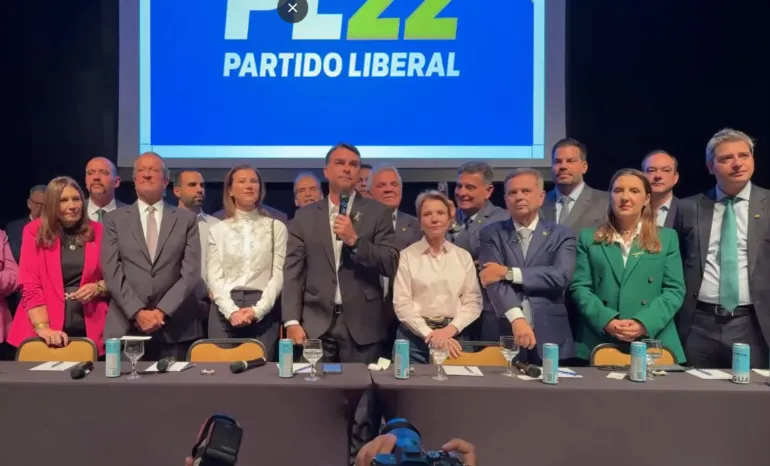 Após impasse com o centrão, Flávio Bolsonaro confirma Alfredo Gaspar como vice