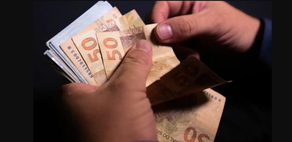 Atraso burocrático em secretaria e calendário eleitoral ameaçam votação do piso salarial do estado do Rio, congelado desde 2018