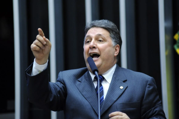 Justiça manda Garotinho apagar publicações com acusações contra empresário