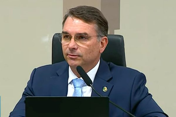 Registro de candidatura de Flávio Bolsonaro no TSE aparece com filiação partidária errada