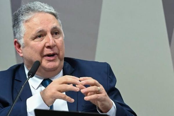 Coligação de Paes entra com ação de impugnação da candidatura de Garotinho e pede bloqueio de verbas de campanha e propaganda eleitoral