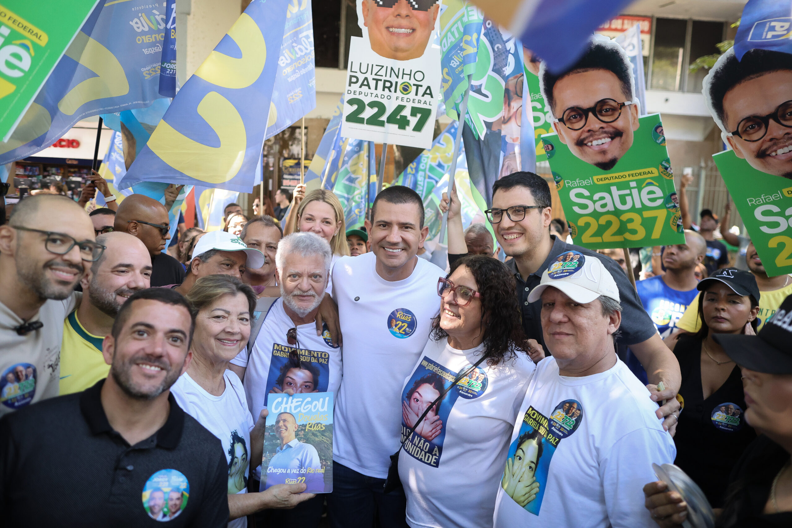 “De um lado está toda a velha política dos últimos 30 anos e, do outro, estamos nós”, diz Douglas Ruas em caminhada na Tijuca