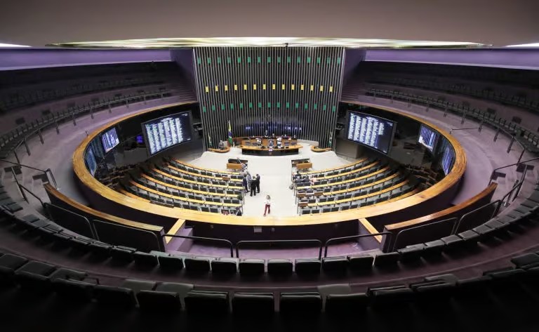 Quase 80% dos deputados federais buscam reeleição em 2026