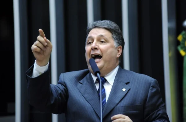 ‘Três é demais’: Novo também entra com ação de impugnação da candidatura de Garotinho