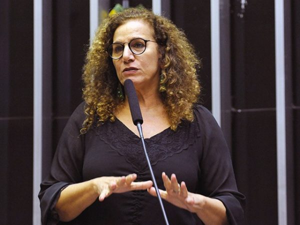 Pix eleitoral: Jandira Feghali dispara na liderança da arrecadação no Rio e ultrapassa R$ 1,3 milhão