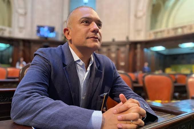Neskau defende ampliação do atendimento em Libras nos serviços públicos do Estado do RJ