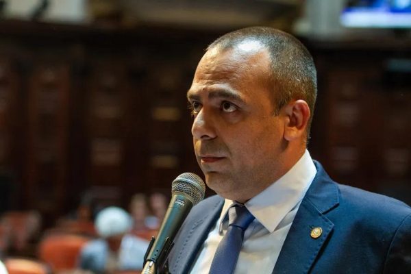 Deputado e ex-secretário de Ciência e Tecnologia critica transferência da Faetec para o Centro, levanta suspeitas sobre a nova direção da fundação e pede mudanças