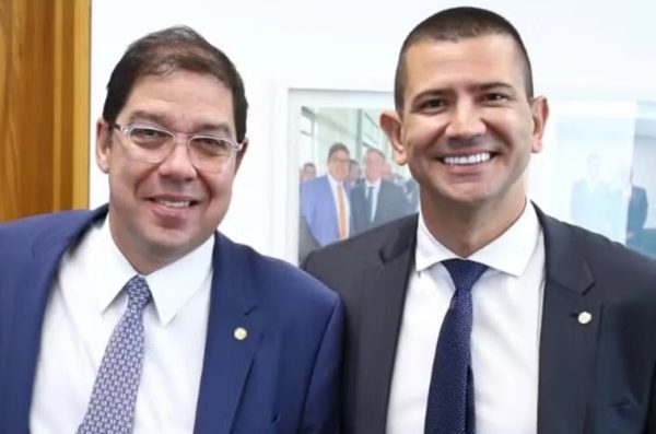 Auditorias do governo do estado apontam relações empresariais entre Douglas Ruas e grupo de Altineu Côrtes em contratos firmados durante a gestão Castro; caso vai à PGR