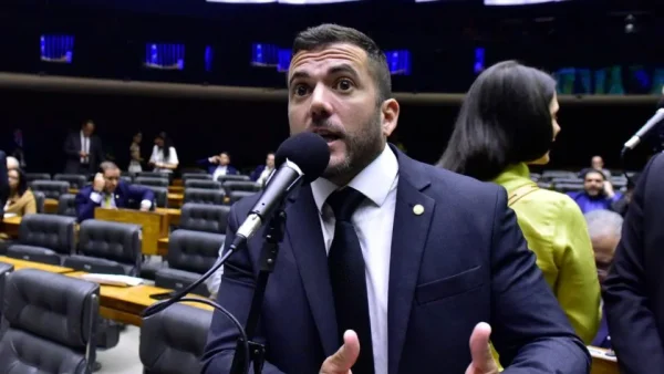 Mais posts que santinhos: candidatos ao governo e ao Senado gastaram R$ 2,6 milhões com impulsionamento; Jordy investiu mais que qualquer aspirante a governador