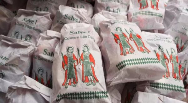 São Cosme e São Damião: políticos evitam postar sobre santos e distribuição de doces em tempos de intolerância religiosa