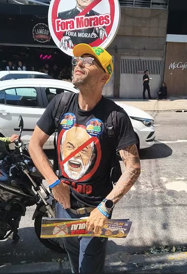 TRE-RJ recebe pedido para investigar deputado Alexandre Knoploch por exibir arma em comício