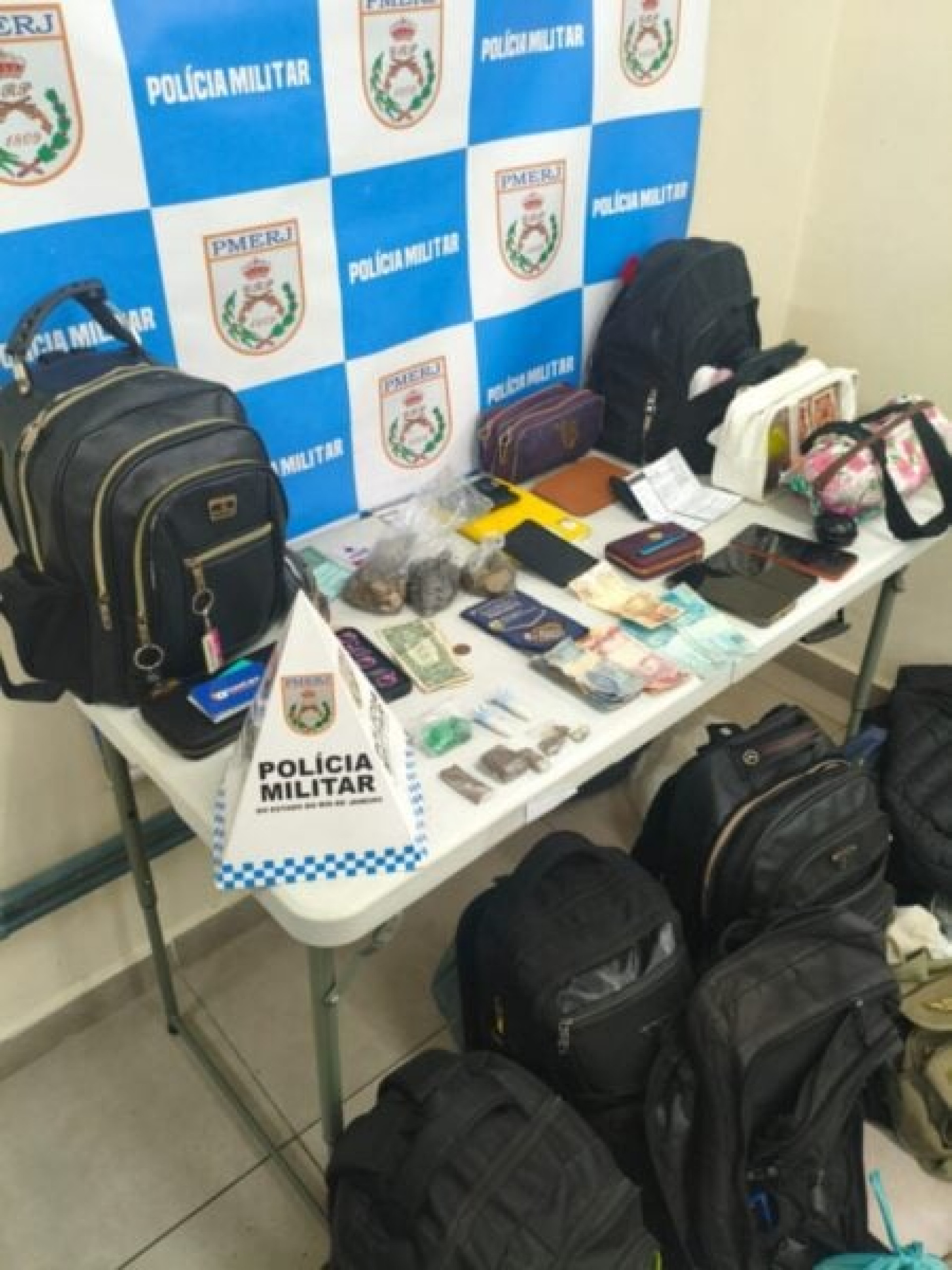 Casal é preso após perseguição na Dutra suspeito de roubo em Volta Redonda | Barra Mansa – Notícias, fotos e vídeos