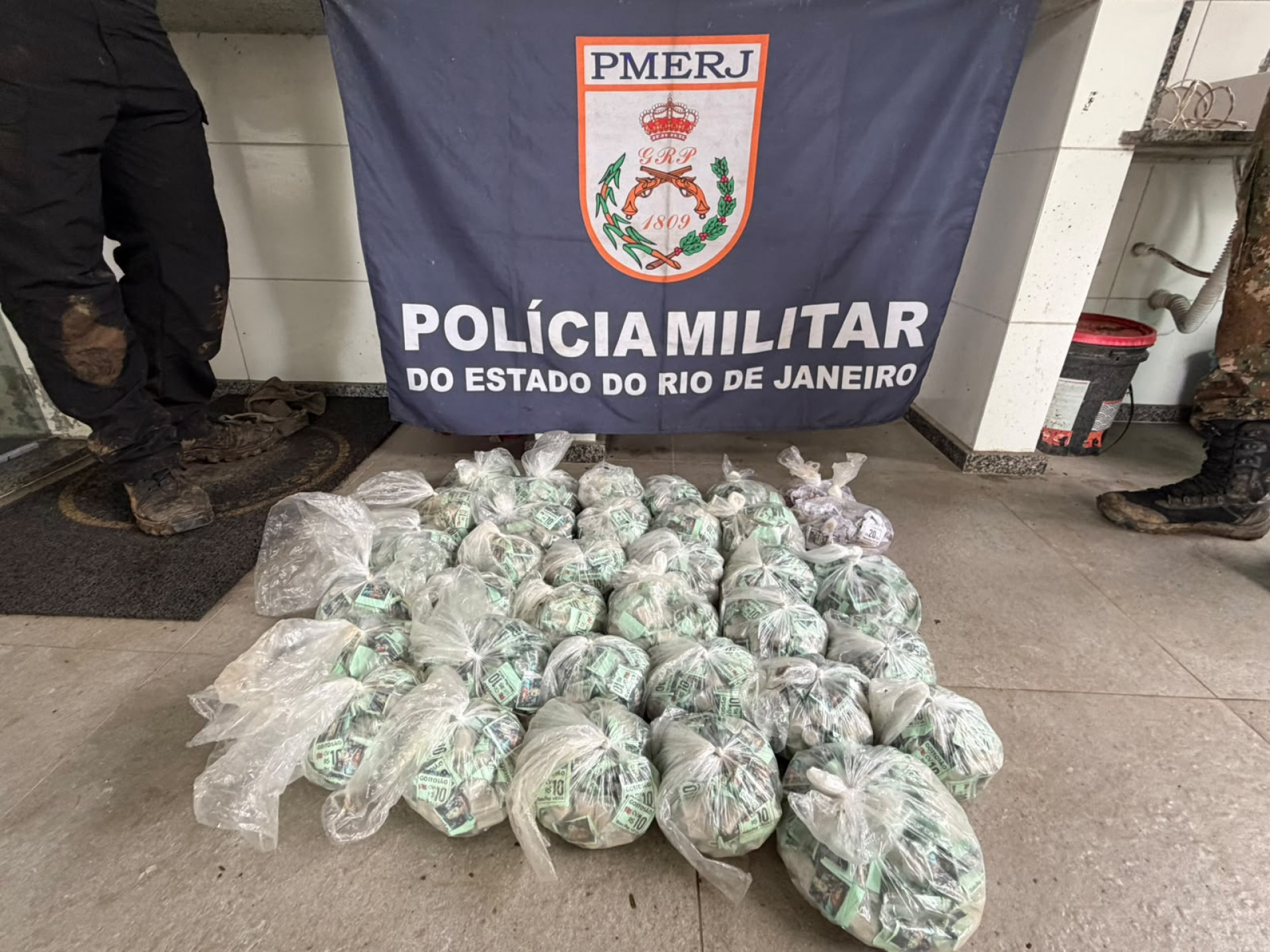Polícia apreende R$ 25 mil em drogas escondidas em tonel em Magé | Rio de Janeiro