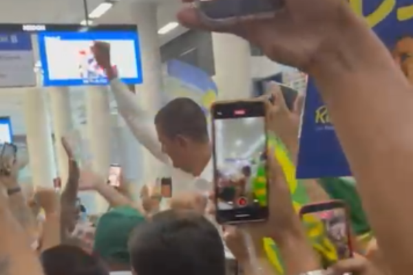 Douglas Ruas é recebido no Aeroporto Santos Dumont sob gritos de ‘o governador chegou’; veja o vídeo