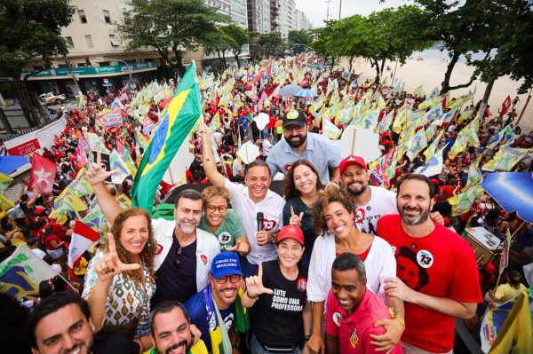 Prefeito de Niterói e deputados reúnem multidão em Icaraí para ato em apoio a Lula
