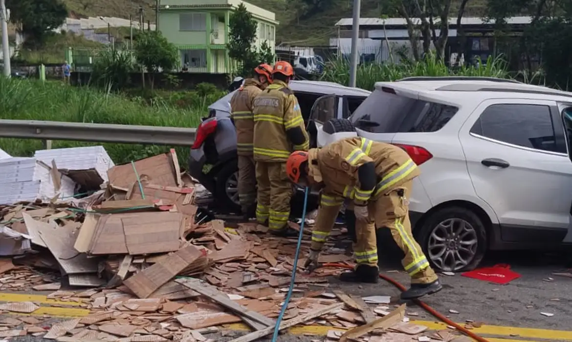 Acidente deixa cinco mortos e nove feridos em Barra do Piraí