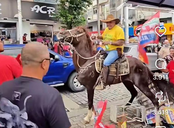Homem a cavalo investe contra militantes do PT que faziam campanha pró-Lula em Nova Iguaçu