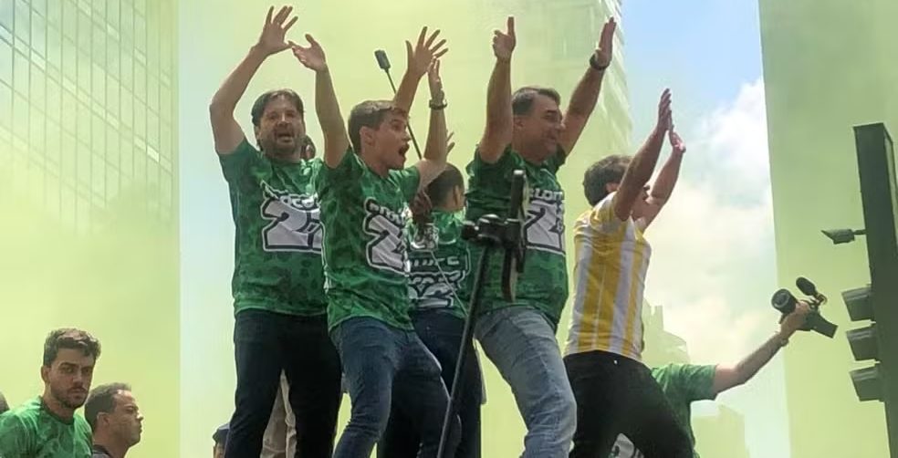 Flávio Bolsonaro diz que vai receber a faixa presidencial das mãos do pai, Jair, no Planalto