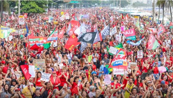 Chico Buarque, Caetano Veloso, Marina Sena e outros artistas dão o tom da campanha de Lula em Copacabana e na Candelária