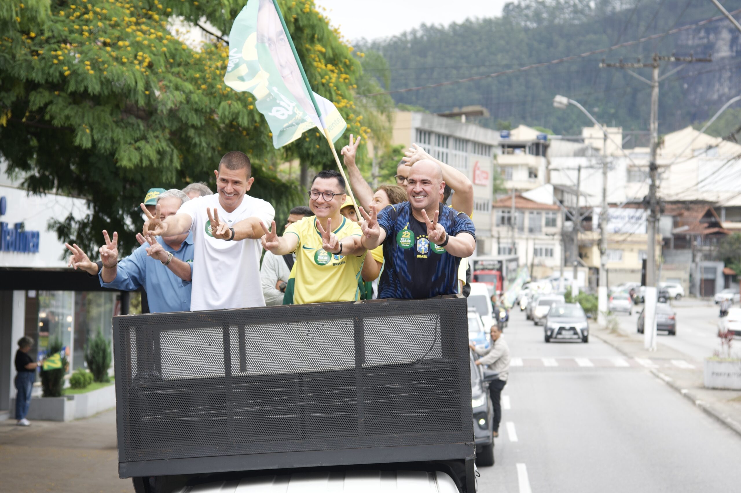 Douglas Ruas lidera carreata na Região Serrana em apoio a Flávio Bolsonaro