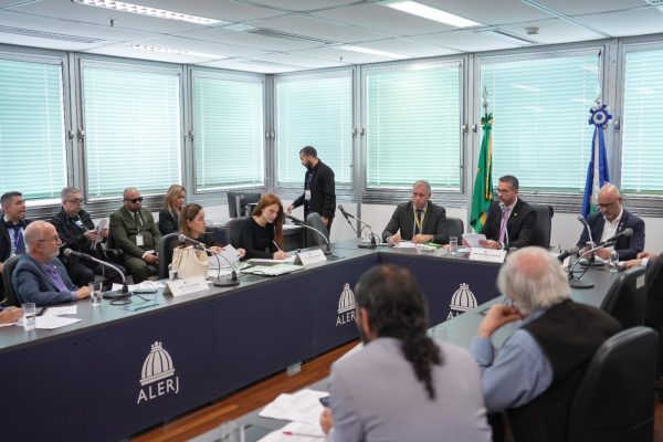 Comissão da Alerj aprova projeto que classifica CV e PCC como grupos terroristas, mas abre debate sobre limites constitucionais