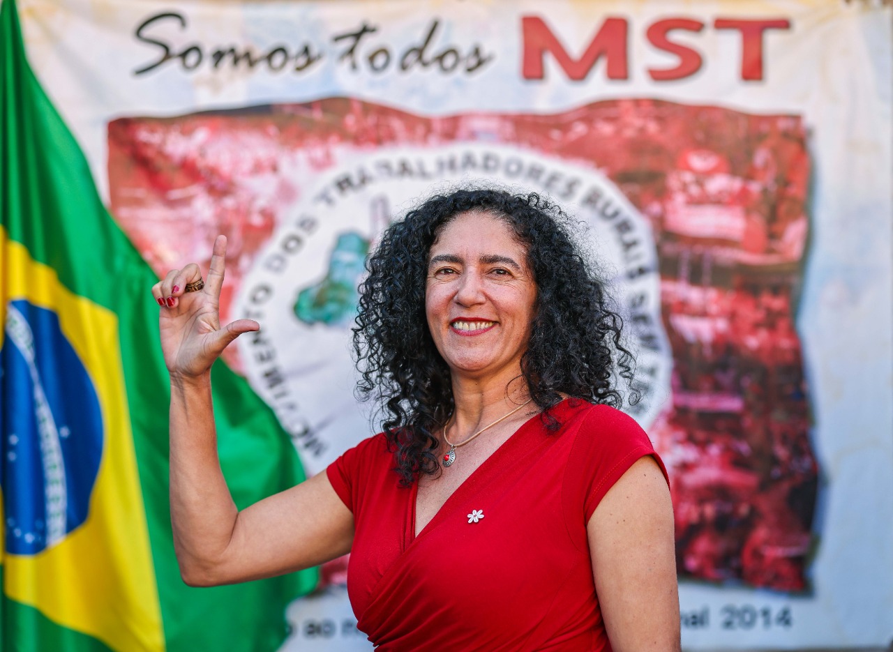 Deputada do PT ligada ao MST anuncia intenção de ocupar ilha disputada por Richarlison e Flávio Bolsonaro