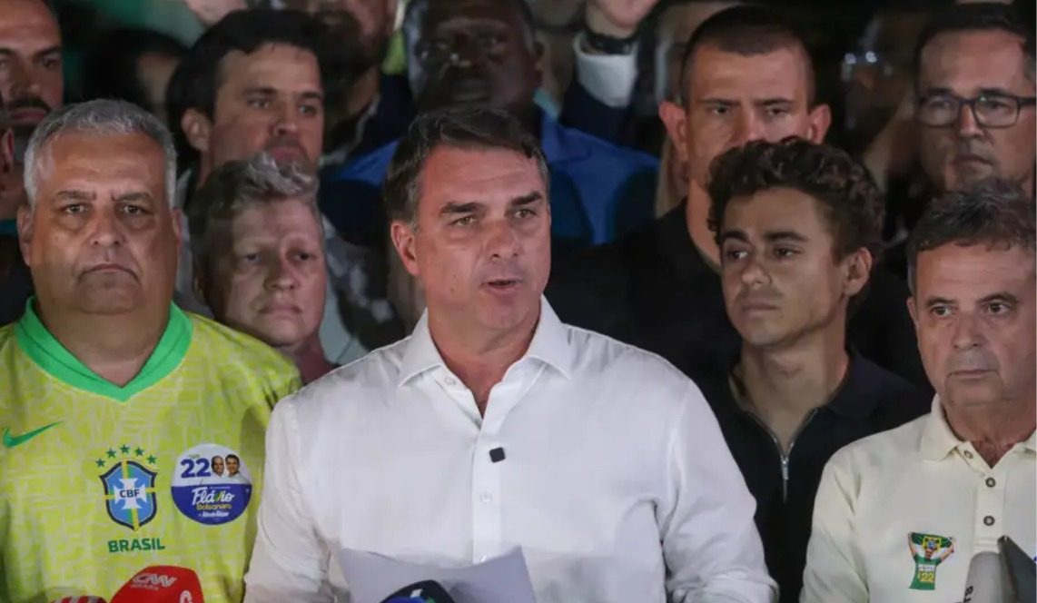Flávio Bolsonaro diz que vai entregar passaportes depois de ser intimado pela Polícia Federal