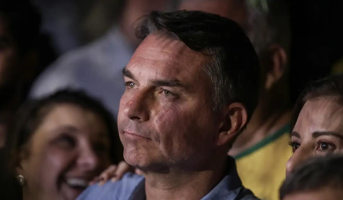Flávio Bolsonaro desiste de pedir anulação das eleições depois de ser convencido por aliados