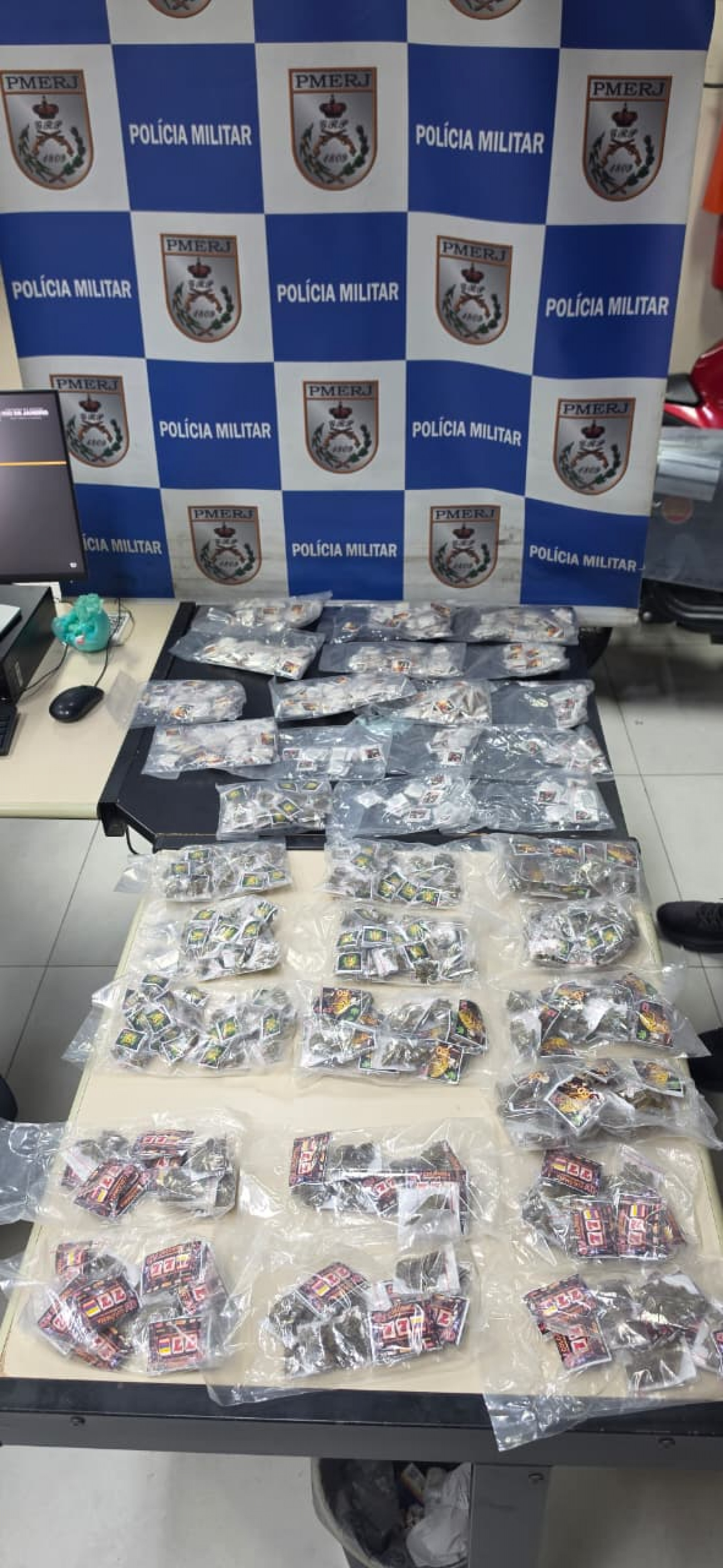 Polícia apreende R$ 20 mil em drogas abandonadas em Cabo Frio | Cabo Frio