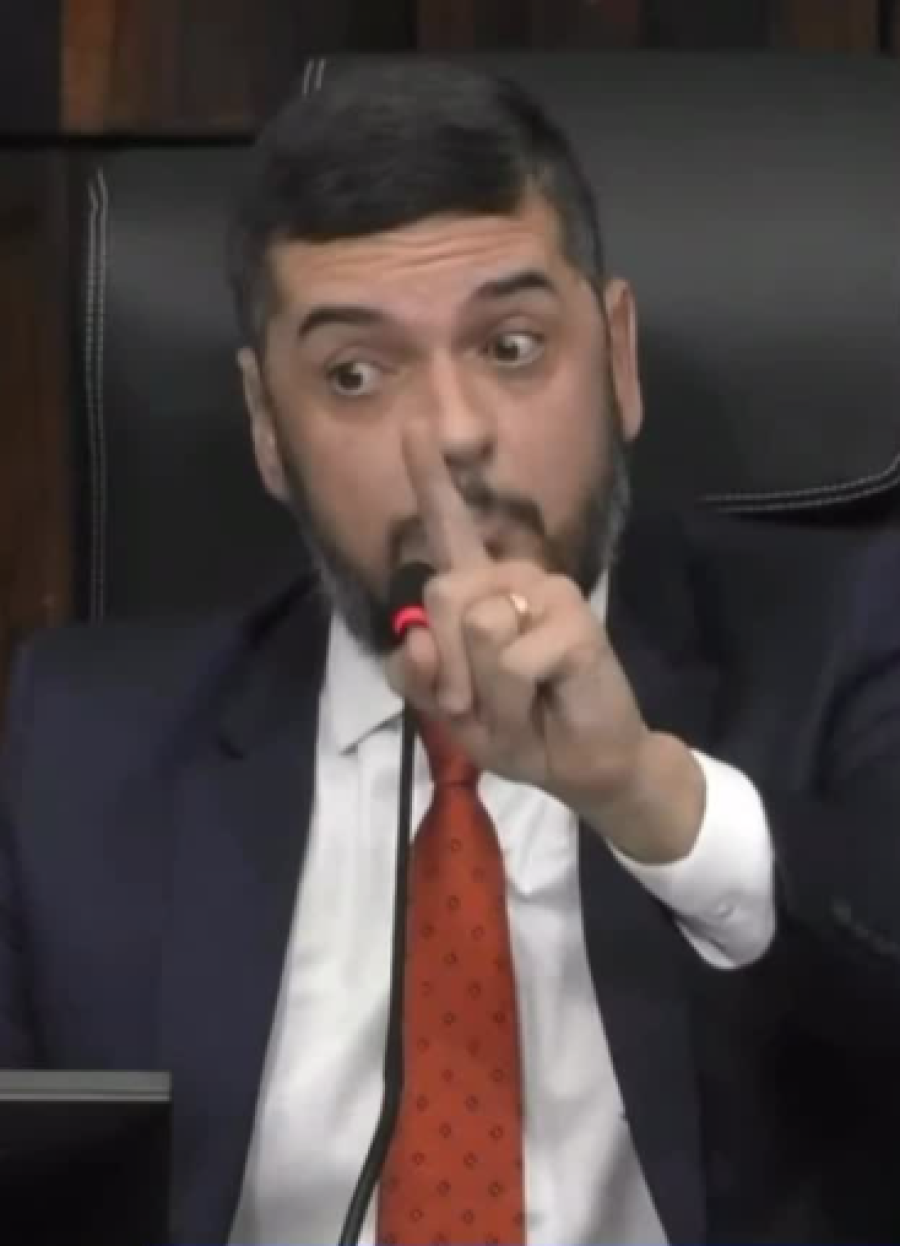 Confira aqui a discussão entre o Presidente da Alerj, deputado Rodrigo Bacellar e o deputado Rosenverg Reis no plenário da Assembléia Legislativa do Rio