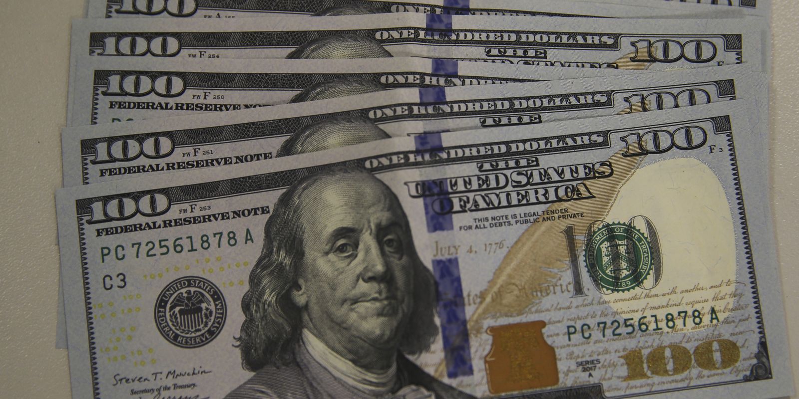 Dólar sobe para R$ 5,46 com IOF e realização de lucros
