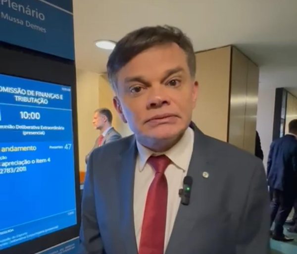 Royalties solidários: pedido de vista trava proposta na Câmara e revolta Dimas Gadelha