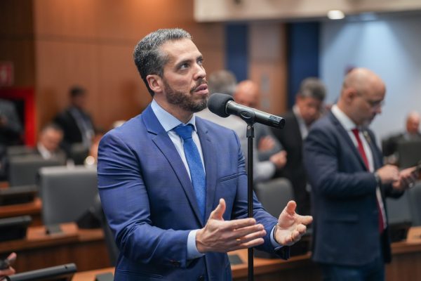 Projetos semelhantes que propõem ingressos a preços populares em partidas de futebol geram debate na Alerj