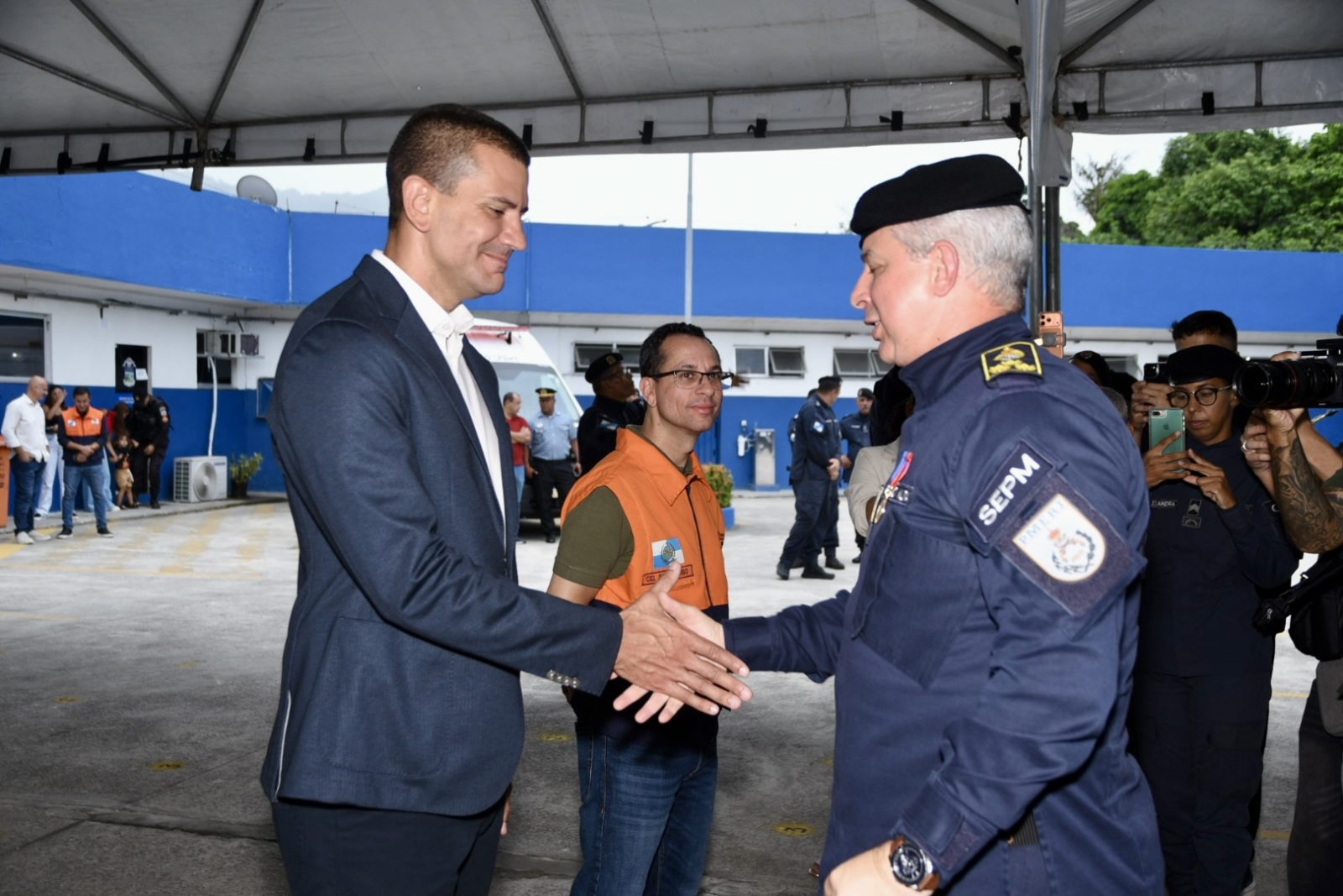 Segurança e Política: Douglas Ruas sinaliza alinhamento com cúpula da PM em homenagem a oficial morto