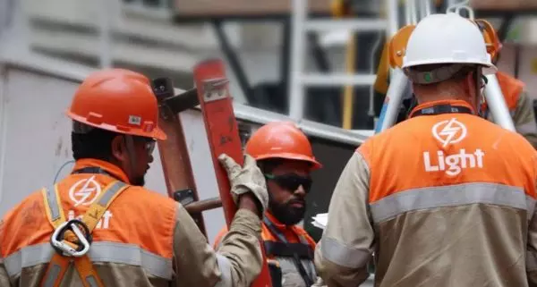 Light informa que linha de pipa com cerol causou o rompimento da rede elétrica que deixou 190 mil clientes sem luz