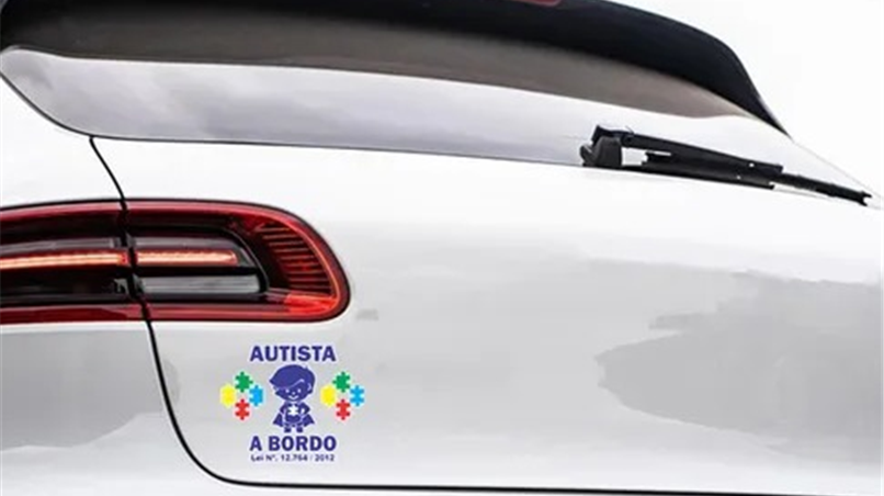Agora é lei: Carros de pessoas com autismo poderão ser identificados por selo emitido pelo Governo do Estado