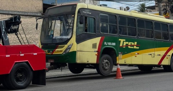 Fiscalização do Detro/RJ autua empresas e recolhe ônibus em terminal de Caxias