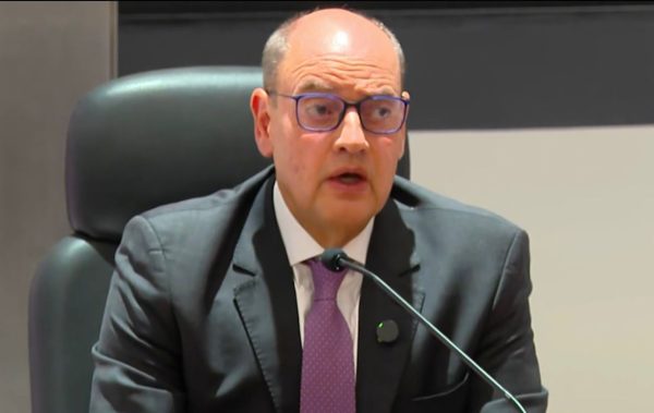 Eleição-tampão: governador interino adia convocação e envia ofício ao TSE para confirmar se será direta ou indireta