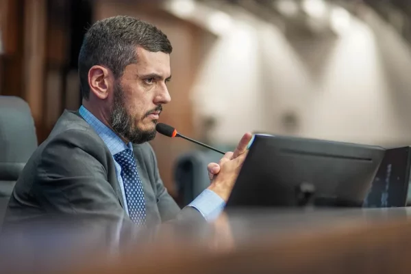 Alerj promove exoneração em massa no gabinete do ex-deputado Rodrigo Bacellar; 34 servidores deixam a Casa